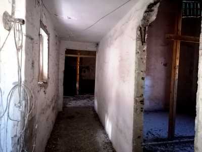 I labirintici ambienti si mostrano per la maggior parte malconci e pericolanti, con porte divelte e pareti scrostate